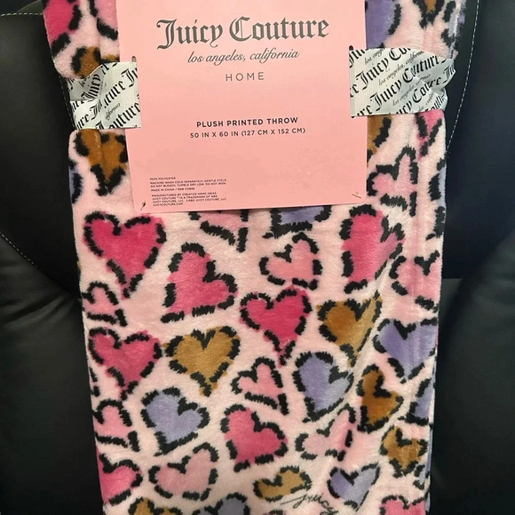 Juicy Couture Pink w/ Hearts Plush Printed Throw 50” X 60” NWT & hanger - Picture 2 of 4